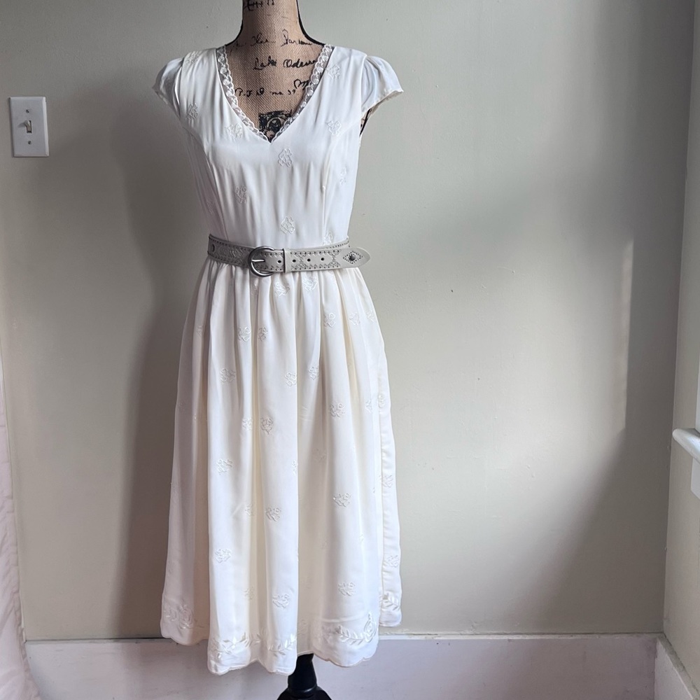 Modcloth white cap sleeve embroidered dress 6